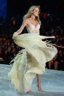 Lindsay Ellingson feet photo thumbnail