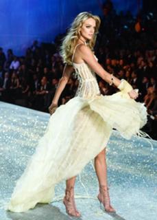 Lindsay Ellingson feet photo thumbnail