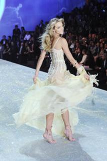 Lindsay Ellingson feet photo thumbnail