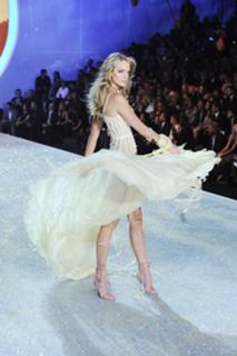 Lindsay Ellingson feet photo thumbnail
