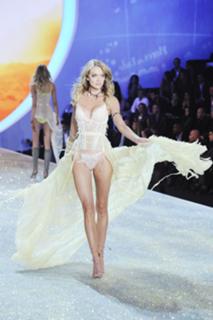 Lindsay Ellingson feet photo thumbnail