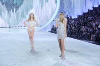 Lindsay Ellingson feet photo thumbnail