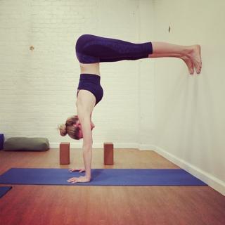 Lindsay Ellingson feet photo thumbnail