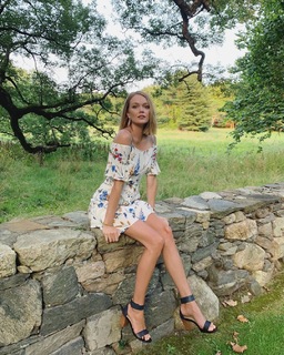 Lindsay Ellingson feet photo thumbnail