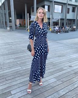 Lindsay Ellingson feet photo thumbnail