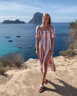 Lindsay Ellingson feet photo thumbnail