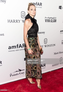 Lindsay Ellingson feet photo thumbnail