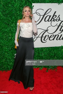 Lindsay Ellingson feet photo thumbnail