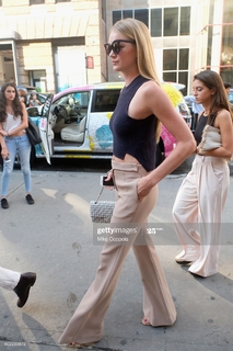 Lindsay Ellingson feet photo thumbnail