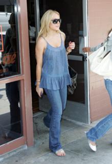Lindsay Lohan feet photo thumbnail