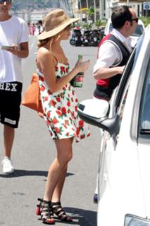 Lindsay Lohan feet photo thumbnail