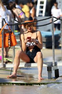 Lindsay Lohan feet photo thumbnail
