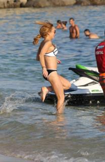 Lindsay Lohan feet photo thumbnail