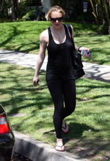 Lindsay Lohan feet photo thumbnail