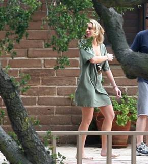 Lindsay Lohan feet photo thumbnail
