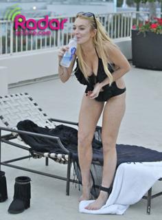 Lindsay Lohan feet photo thumbnail