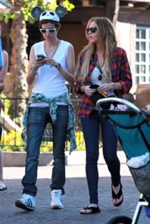 Lindsay Lohan feet photo thumbnail