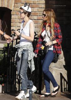Lindsay Lohan feet photo thumbnail