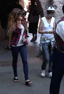 Lindsay Lohan feet photo thumbnail