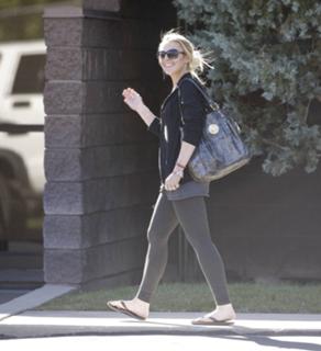 Lindsay Lohan feet photo thumbnail