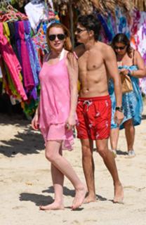 Lindsay Lohan feet photo thumbnail