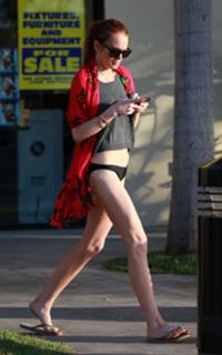 Lindsay Lohan feet photo thumbnail