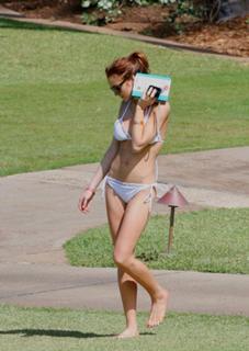Lindsay Lohan feet photo thumbnail