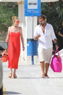 Lindsay Lohan feet photo thumbnail