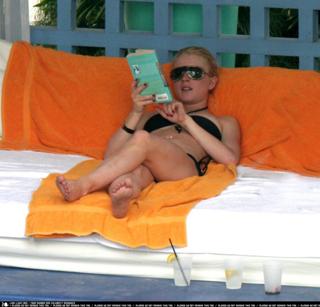 Lindsay Lohan feet photo thumbnail