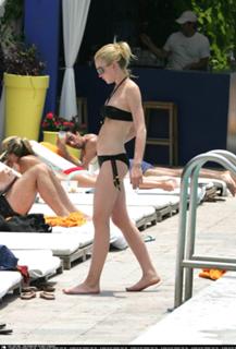 Lindsay Lohan feet photo thumbnail