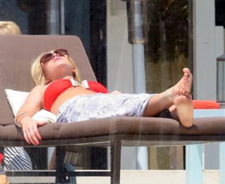 Lindsay Lohan feet photo thumbnail