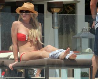 Lindsay Lohan feet photo thumbnail