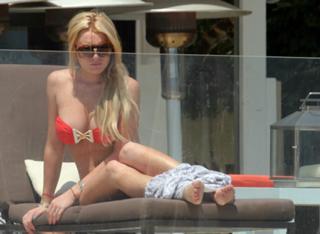 Lindsay Lohan feet photo thumbnail