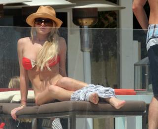 Lindsay Lohan feet photo thumbnail