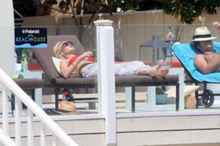 Lindsay Lohan feet photo thumbnail