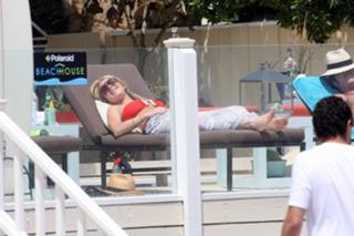 Lindsay Lohan feet photo thumbnail