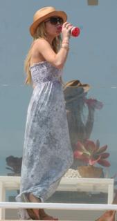 Lindsay Lohan feet photo thumbnail