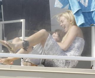 Lindsay Lohan feet photo thumbnail