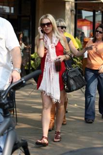 Lindsay Lohan feet photo thumbnail