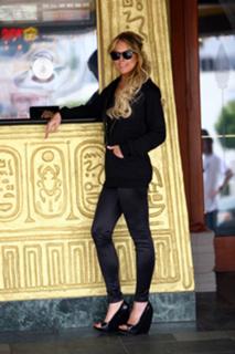 Lindsay Lohan feet photo thumbnail