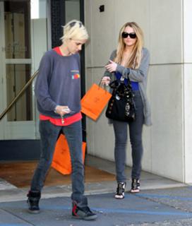 Lindsay Lohan feet photo thumbnail