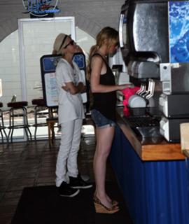 Lindsay Lohan feet photo thumbnail