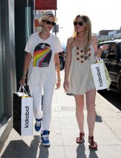 Lindsay Lohan feet photo thumbnail