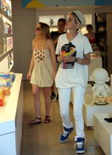 Lindsay Lohan feet photo thumbnail