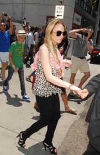 Lindsay Lohan feet photo thumbnail