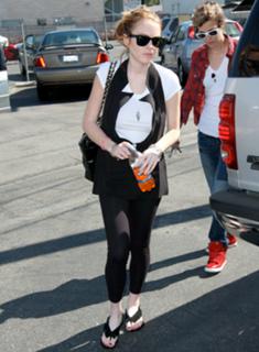 Lindsay Lohan feet photo thumbnail