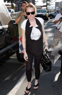 Lindsay Lohan feet photo thumbnail