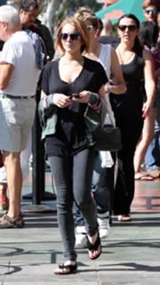 Lindsay Lohan feet photo thumbnail