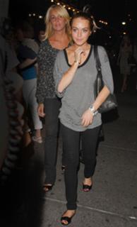 Lindsay Lohan feet photo thumbnail