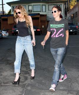 Lindsay Lohan feet photo thumbnail